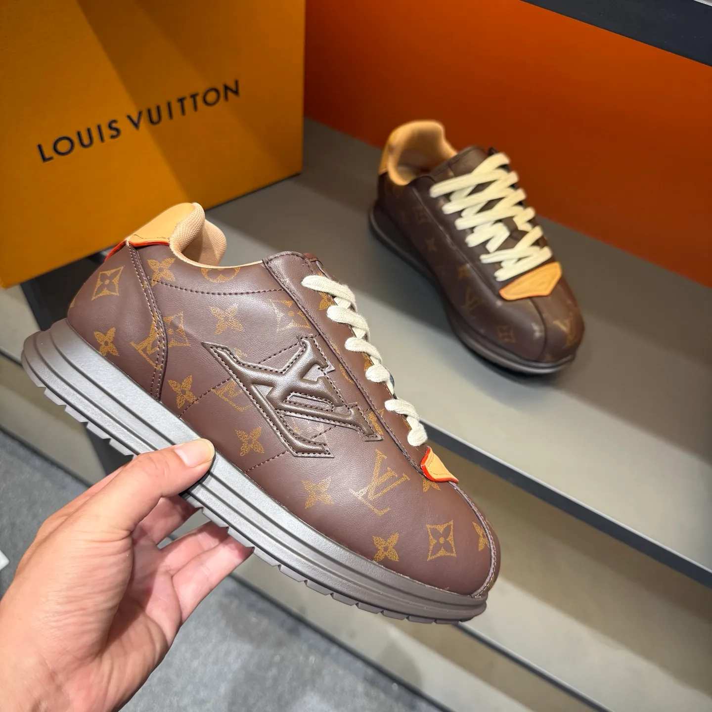 P540 Size 38-45 LV 🫏The colorful interpretation of BUTTERSOFT sneakers combines sheepskin, The colorful interpretation of LV BUTTERSOFT sneakers combines sheepskin and calfskin, bringing a super soft feel. Designed by Pharrell Williams, this '60s-inspired shoe features a padded upper that's been crafted by Louis Vuitton craftsmen to further enhance the comfort of the leather. In addition to the LV initials, it features multiple signatures, including natural leather trim and an embossed pattern of Pharrell Williams and lobster on the side, referencing the Fall/Winter 2025 men’s show. A must-have artifact for fashionistas✅